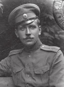 Vene armee Esimeses maailmasõjas Roman Raudvere oli lõpetanud Vladimiri sõjakooli (1910). Esimese maailmasõja lõpus oli alampolkovniku auastmes (siin leitnandi pagunitega).