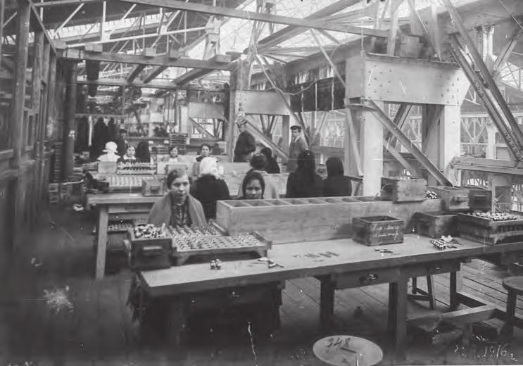 Eesti tööstus Esimese maailmasõja aastail Suurtükimürskude valmistamine Vene-Balti laevatehases 1916. aastal. EFA 0-60613 kindlustustöödele saata Balti puuvillavabrikul 400 töölist, A. M.