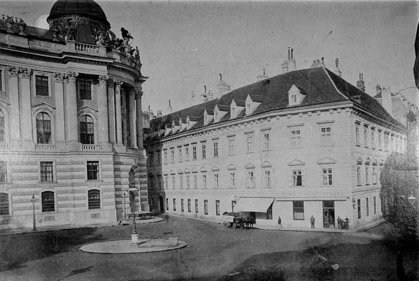 House Number 1 97 already belonged to the court (the left-hand parts of the facade and the central rotunda).