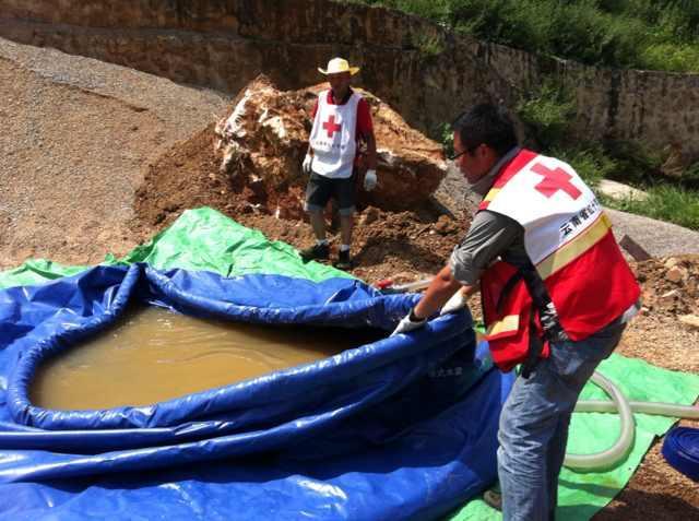 P a g e 4 Water and Mass Sanitation ERT from Yunnan Red Cross is setting up water equipment in affected area. Picture by RCSC.