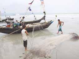BUsiness 22 the MyanMar times Tanintharyi official issues help plea for coastal fisherman By Soe Sandar Oo SMALL-SCALE fishermen plying the seas off Tanintharyi Region s coast are being bullied and