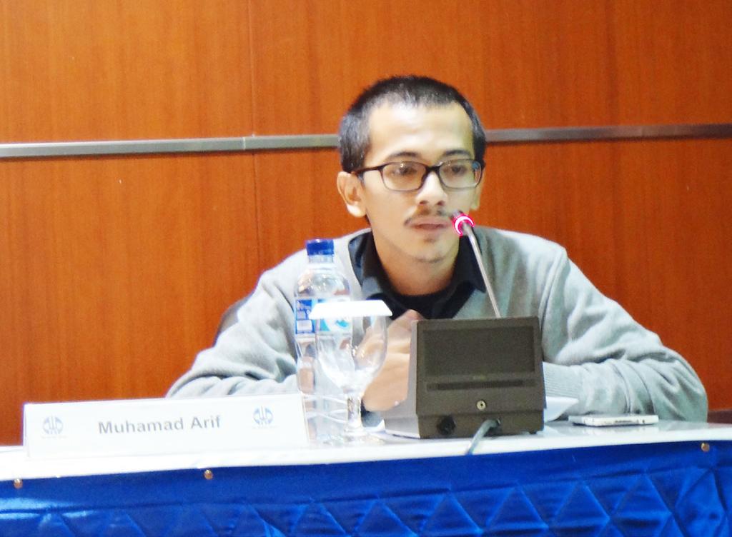 SPEAKERS PRESENTATION Muhamad Arif environment and domestic politics.