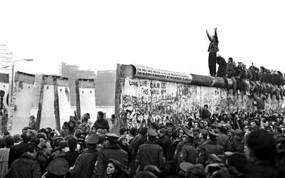 The collapse of the Tearing Down of the Berlin Wall Berlin Wall reflected the changes happening throughout the Communist East in the late 1980s and early 1990s.