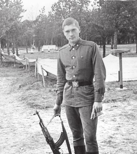 Eestlastest ajateenijad Nõukogude Liidu relvajõududes külma sõja perioodil 161 Ajateenija Maido Kikas Nõukogude armee vormis (1970. aastad).