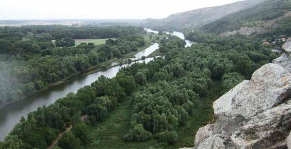 THE danube REGION The Danube is one of the European continent s most important arteries, touching Germany, Austria, Slovakia, Hungary, Serbia, Romania, Croatia, Bulgaria, Moldova and Ukraine.