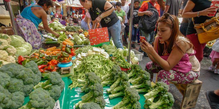 Solutions With access to 54 million subscribers nationwide, SMART Money users even from the street markets in Quiapo, Manila, are able to do cashless transactions on their mobile phones.