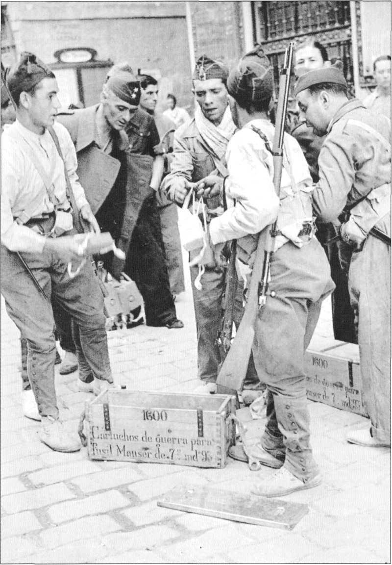 28 Essential Histories The Spanish Civil War 1936-1 939 Soldiers involved in the armed rising in Barcelona in July who joined forces with loyal Assault Guards and prevented 1936 collect ammunition.