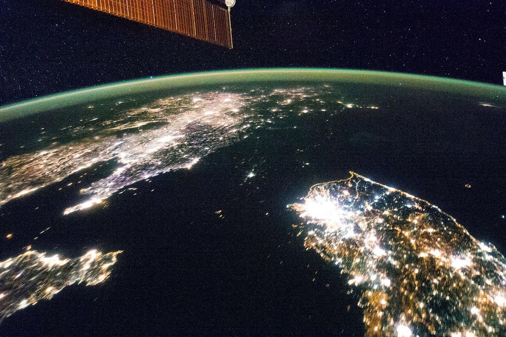 THE FACTS OF ECONOMIC GROWTH 57 Figure 31: Korea at Night Note: North Korea is the dark area in the center of the figure, between China to the north and South