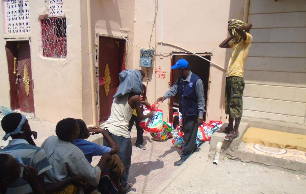 INTERNATIONAL ORGANIZATION FOR MIGRATION SITUATION REPORT 15 October 2015 Highlights Vulnerable migrants living in host communities in Basateen receiving Non-Food Items, Aden.