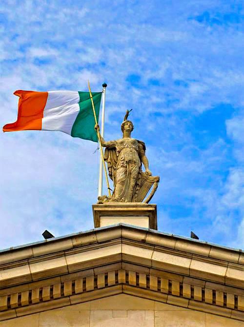 ANÁIR 2016 J EANÁIR 2016 JANUARY THE CENTENARY CELEBRATION YEAR THE LONG ROAD TO IRELAND S INDEPENDENCE 198 years ago, the statue Hibernia was placed above the General Post Office (GPO) in Dublin.