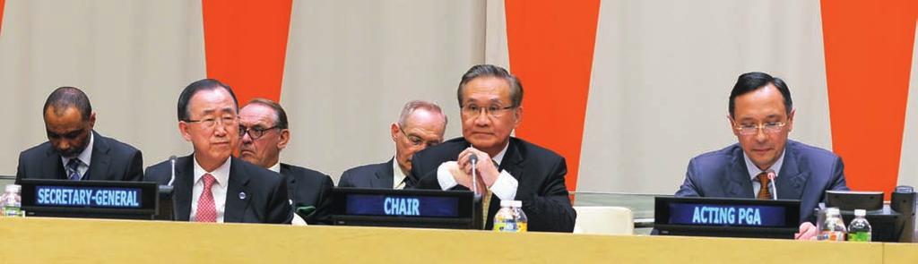 Don Pramudwinai, Minister of Foreign Affairs of the Kingdom of Thailand (centre) receives the G77 Chair s gavel from H.E. Mr.
