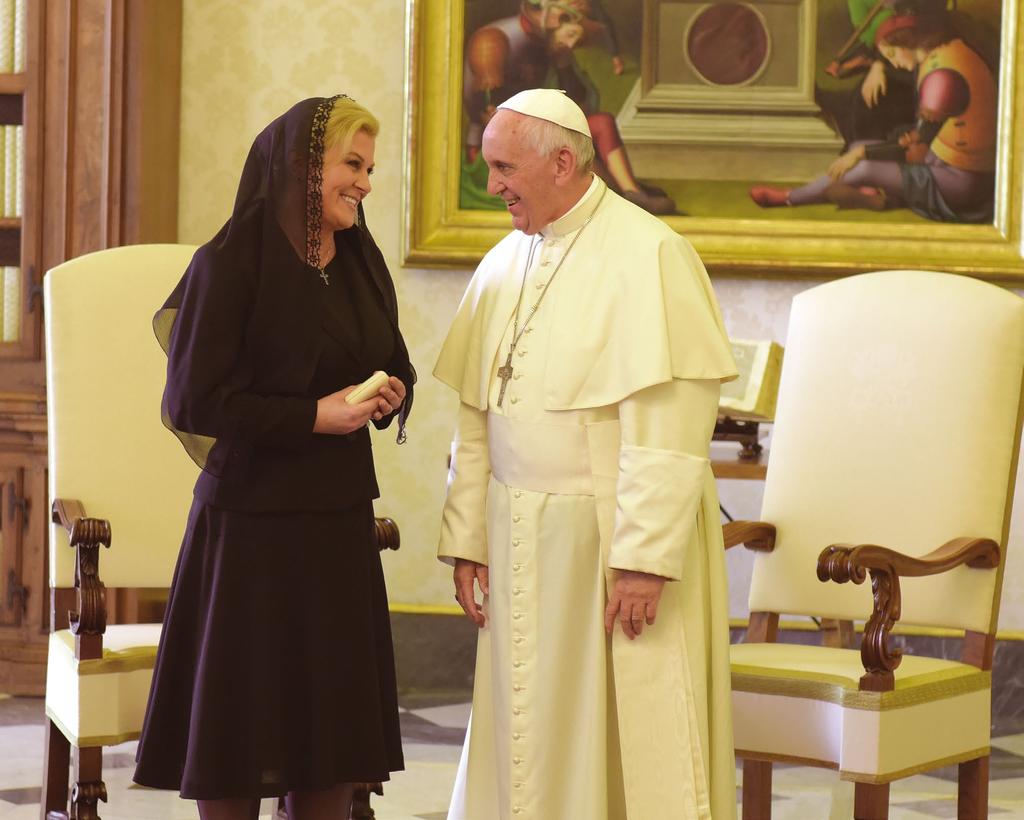 www.predsjednica.hr / 13 President Grabar-Kitarović with Pope Francis VATICAN, 27-28 May President Grabar-Kitarović met with Pope Francis during an audience at the Papal Home.