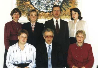 17 Kiirguskeskuse koosseis jaanuaris 1996: seisavad Iige Maalmann, Juta Tamm, Toomas Kööp, Eia Jakobson, istuvad Ljubov Putintseva, Juhan Kalam ja Anu Mesentseva dustele, täpsustada Kiirguskeskuse