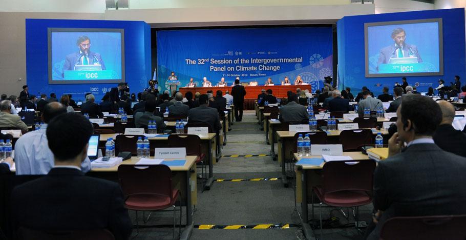 Figure 6.2. The main hall of the 32 nd Plenary of the IPCC held in Busan, South Korea in October 2010. Photo courtesy of ENB reporting services, available at: http://www.iisd.