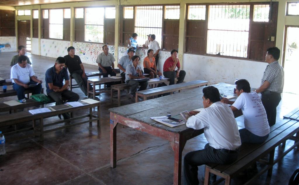 Municipalities of Masisea and Coronel Portillo, the regional government of Ucayali, among others. Image 2. Shipibo community members meet with their federation s leaders and the leadership of ORAU.