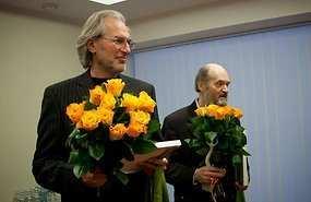 15 Dirigent Tõnu Kaljuste võitis parima kooriesituse Grammy Los Angeleses toimunud muusikaauhindade galal võitis parima kooriesituse Grammy dirigent Tõnu Kaljuste Arvo Pärdi "Adama itk" esituse eest.