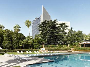Situated on Avinguda Diagonal, in the heart of Barcelona s financial district, The Fairmont Rey Juan Carlos I offers an unparalleled location for