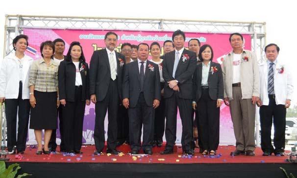 2. Over 10,000 jobs on offer to flood-related laid-off workers at Japanese Job Fair Labour Minister Phadermchai Sasomsap (center); The Japanese Chamber of Commerce, Bangkok (JCCB), Vice President