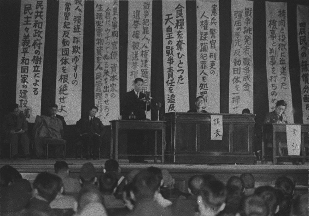 3 Fig. 0.1 A public mass meeting on responsibility for the war, December 1946.