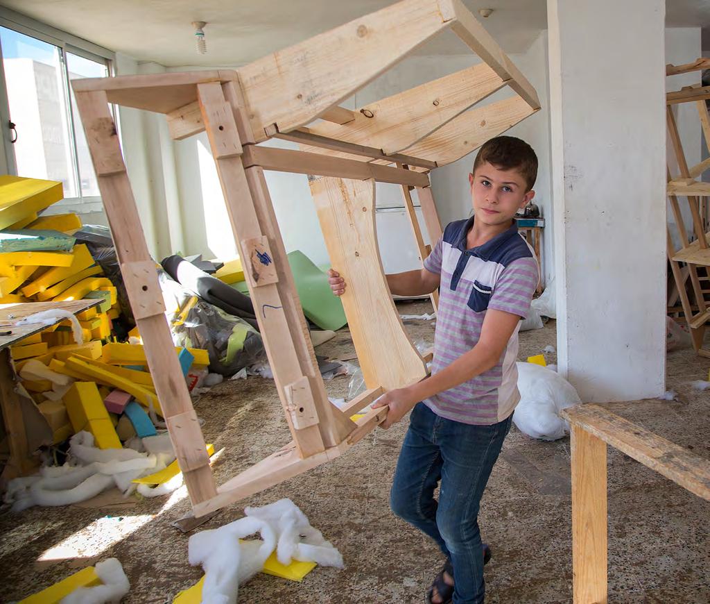 UNHCR Egypt Sciecnmic Assessment Reprt Syrian refugees wrk in making furniture inside a factry wrkshp in New Damietta. UNHCR/Sctt Nelsn/September 2016.