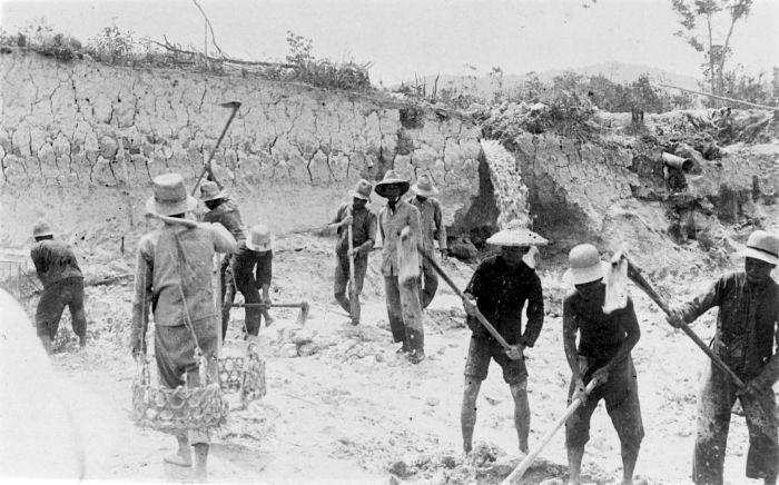 and a smaller number to mines, plantations, and islands scattered throughout the Pacific and Indian Oceans (indentured laborers to South Africa from 1904 to 1908 and to Europe during World War I were