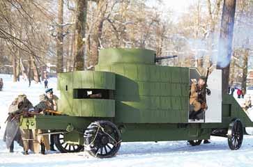 Tuntud toonaste relvade Maximi ja Lewise kuulipildujate kõrval lasti ka vene 76 mm välikahurist M1900. Samuti toodi lahinguplatsile Vabadussõjaaegne soomusauto koopia.