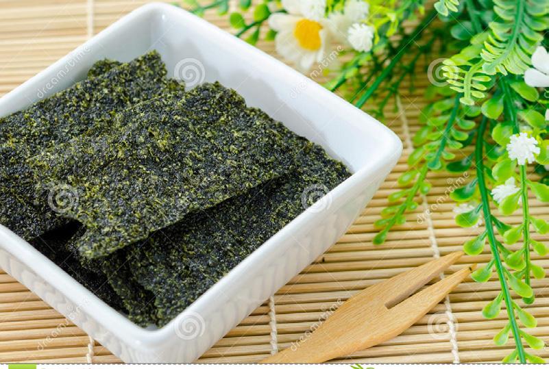com Japanese chuka seaweed salad garnished with sesame