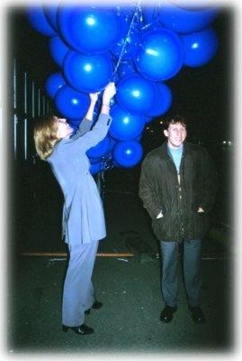 The balloons represented 1,800 million tons of CO2 emissions avoided in 1999 worldwide by the use of nuclear energy.