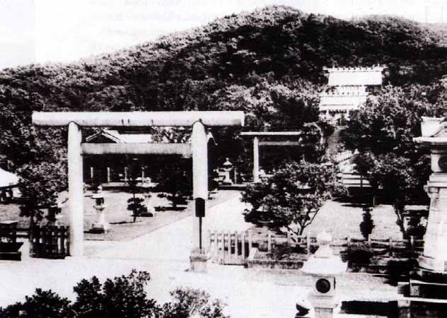 eventually became a tourist spot for people in Taiwan. In 1926, the Colonial Government decided to upgrade the Taiwan Jinja to the Taiwan Jingū (jingū is the highest-ranking Shinto shrine) [Figure 6.
