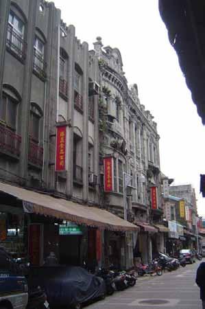 fact, disagreement can also occur over private-owned historic site. A relevant example is Dadaocheng s Dihua Street.