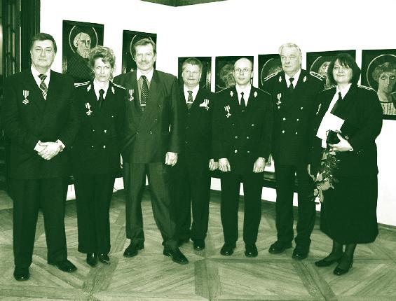 39 Vanglaametnike teeneteristi kavalerid 2004 Persons awarded with prison officer s Cross of Merit in 2004 Vasakult / From left: Mihkel Oviir, Anne-Marika Maschorov, Markku Salminen, Jukka Rissanen,