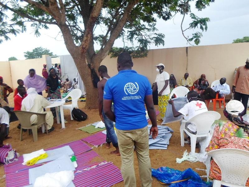 DISTRIBUTION OF EMERGENCY SHELTER KITS. IOM distributed emergency shelter kits to the residents in Doba and Sido Transit Sites as their shelters were destroyed by rains.