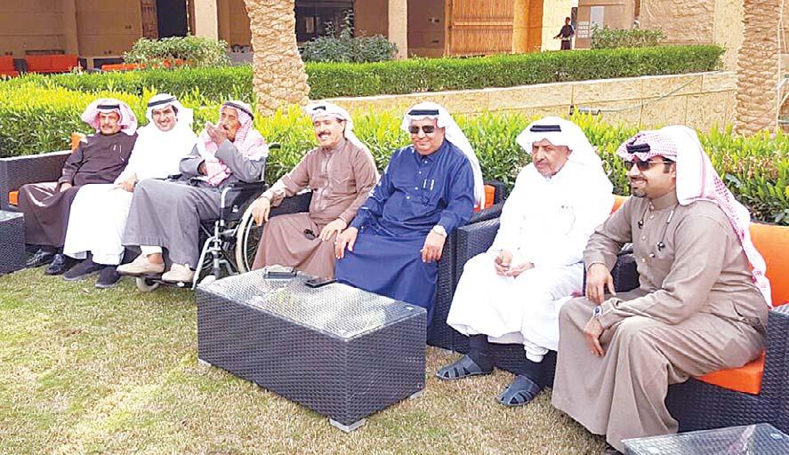 Co-ops plan to employ 3000 Kuwaitis, expats KUWAIT CITY, March 4, (Agencies): Union of Cooperative Societies plans to employ up to 3,000 citizens at the cooperative markets and hire non-kuwaitis for