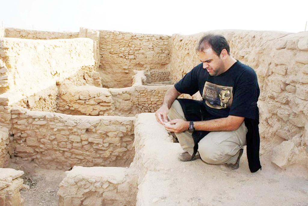 LOCAL 6 SPECIAL REPORT Dr Hasan Ashkanani at a 4,000-yr-old Dilmun site on Failaka Island. Picture courtesy of Dr Hasan Ashkanani archaeology/anthropology I m dedicating all my life to this field.