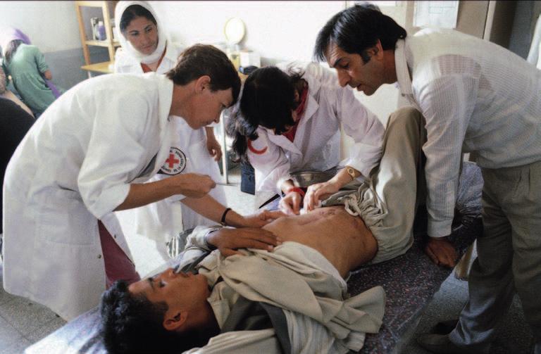 CASE STUDY: AFGHANISTAN 17 Roland Bigler/ICRC In an ARCS dispensary, two nurses attend to a wounded patient. Volunteers are at the heart of the humanitarian activities of the ARCS.