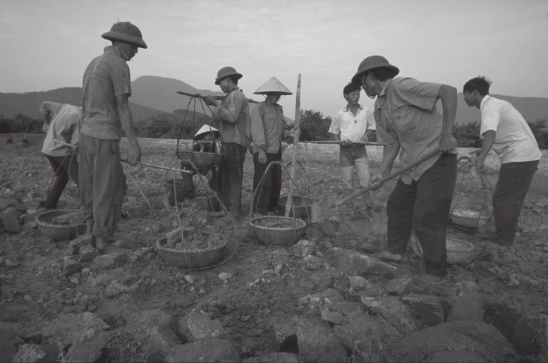 20 4 (c) (i) Study Figure 11, a photograph of people building a sea dyke in Vietnam. Oxfam provided aid for this project.