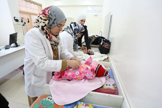 37 2018 syria regional crisis emergency appeal A nurse in Nuzha HC takes care of a newborn.