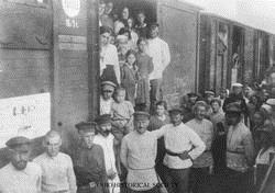 Immigrants In 1860 the resident population of the U.S. was 31.5 million people. Between 1865 and 1920, close to 30 million additional people entered the country.