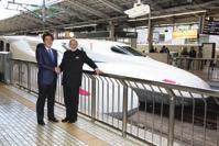 Chapter 3 Japan s Foreign Policy to Promote National and Worldwide Interests Prime Minister Abe inspecting the Shinkansen and Shinkansen factory with Prime Minister Modi of India (November 12, Tokyo