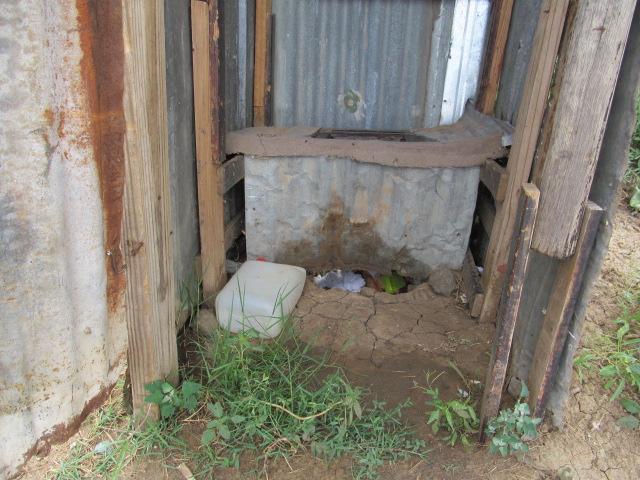 a b c d Picture 6.10 a-d: Improvised sanitation in Grasland 4.