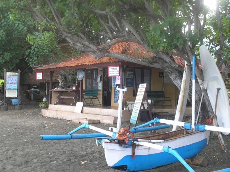 Reef Gardeners, the Pemuteran Foundation, an NGO set up in 2007 by a group Dutch people which has set itself the objective of initiating and supporting small-scale projects in Pemuteran, is the main