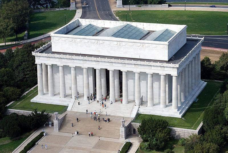 The Lincoln Memorial The Lincoln Memorial was dedicated in 1922.