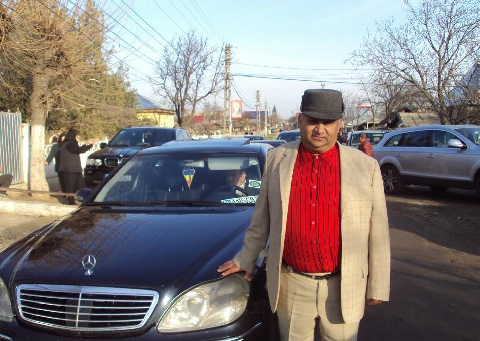 2009. Figure 24On the Election Day,Caldarar man with his driver, close to