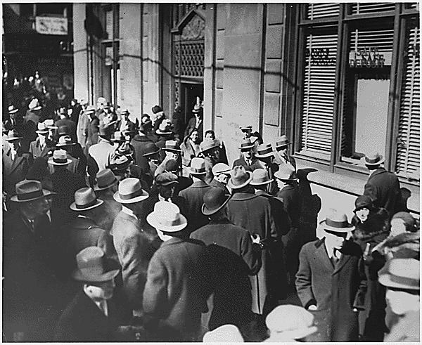 and many didn t have enough cash to make the withdrawals In 1929, nearly 600 banks had been forced to close.