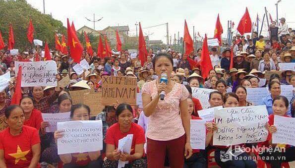 Nghe An Province s state media covering a rally of Red Flag members calling for the expulsion of Rev.