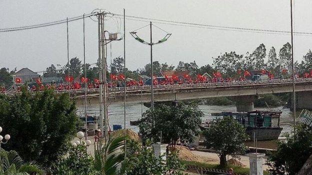 Red Flag members parading in Son Hai Commune, Quynh Luu District, Nghe An Province, October 29, 2017 Recommendations The network of Red Flag Associations is growing within and beyond Nghệ An Province.