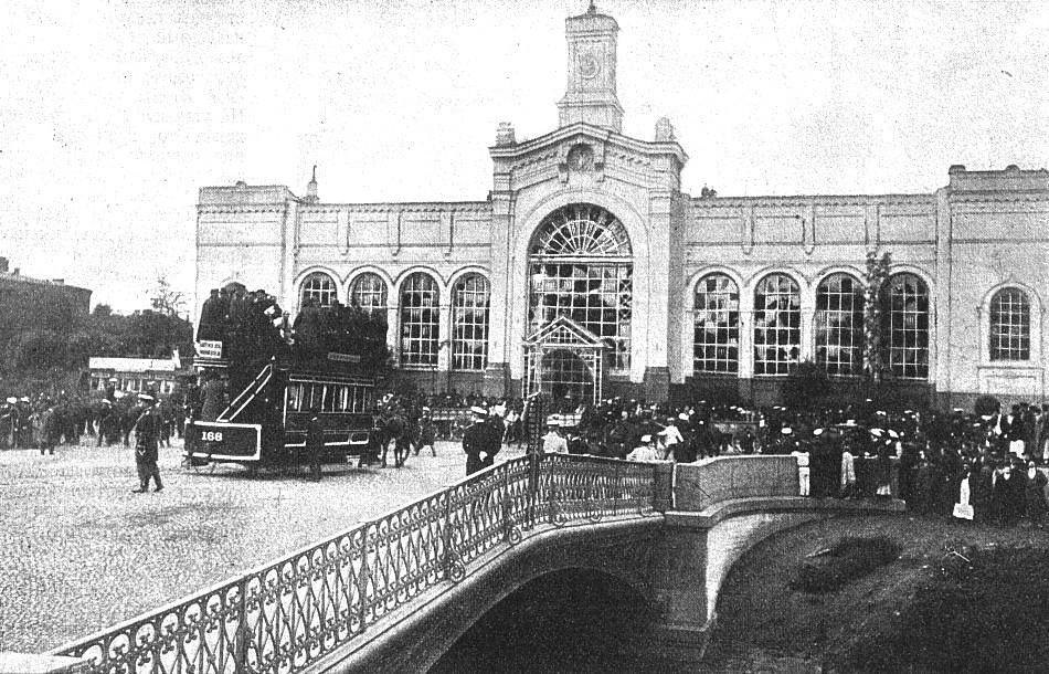 244 FRITHJOF BENJAMIN SCHENK Fig. 1: The facade of the Warsaw railway station in St. Petersburg with broken windows after the assault on Vyacheslav von Plehve on July 15, 1904.