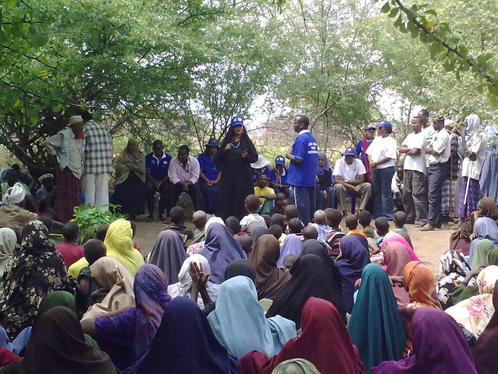 VOLUME 3, ISSUE 8 IMPROVING PROTECTION OF MIGRANTS IN THE HORN OF AFRICA PAGE 2 COMMUNITY PEACE DIALOGUES IS ESTBLISHED BETWEEN REFUGEES AND HOST COMMUNITIES IN DADAAB In the framework of the project