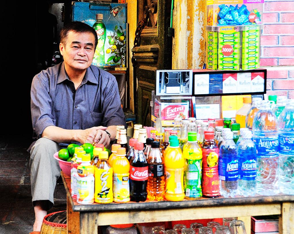 II. URBAN ECONOMY Figure 4 Informal micro business activity in urban areas Photo by Nguy Ha Noi and 34 per cent in Ho Chi Minh City (respectively 57 per cent and 41 per cent of private non-farm jobs).