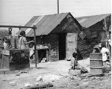 Effects of the Great Depression Shantytowns- little towns consisting of shacks ( Hoovervilles ) Soup Kitchens- offered free or low cost food Breadlines- Lines of people waiting to receive food from